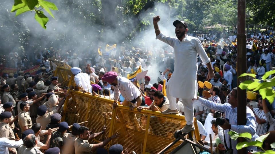 Aam Aadmi Party Workers Protest in Chandigarh against arrest of sanjay singh