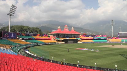 Cricket World Cup: धर्मशाला में भारत-न्यूजीलैंड मैच के टिकट ब्लैक करते पकड़ा हैदराबाद का युवक Cricket World Cup: One arrested for black marketing of India-New Zealand match tickets in Dharamshala