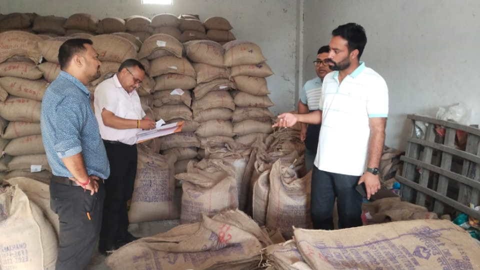 Haridwar SDM raided in rice mill of Bahadarabad huge quantity of government rice found in Godown