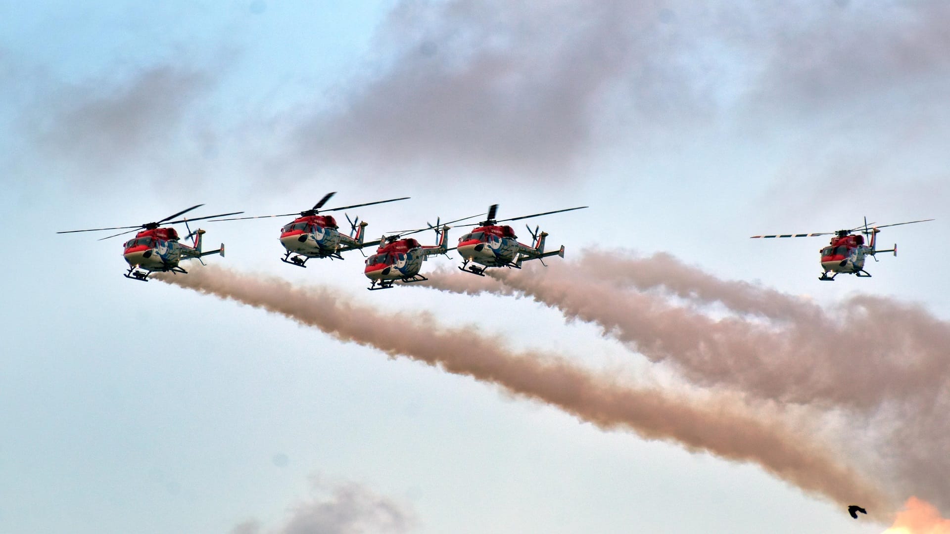 Prayagraj Air Show: Chinook communicated with the waves at Sangam, Surya Kiran created rainbow
