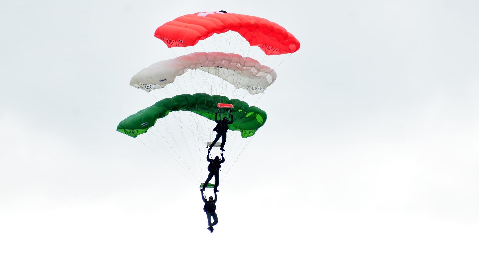 Prayagraj Air Show: Chinook communicated with the waves at Sangam, Surya Kiran created rainbow