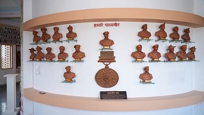 हिसार: नौ मंजिले भारत मित्र स्त्म्भ में भारतीय संस्कृति, इतिहास, धर्म व सामाजिक परिवेश का समावेश, ये तस्वीरें Hisar: Indian culture, history, religion and social environment included in nine-storey Bharat Mitra Pillar