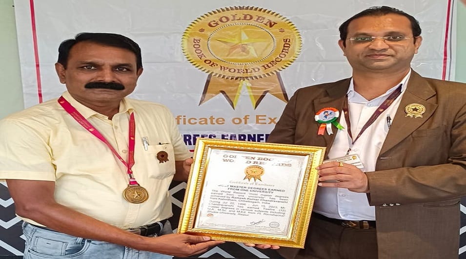 डॉ. मनीष विश्नोई ने रमेश कुमार चंद्रवंशी को विश्व रिकॉर्ड का प्रमाण-पत्र प्रदान किया