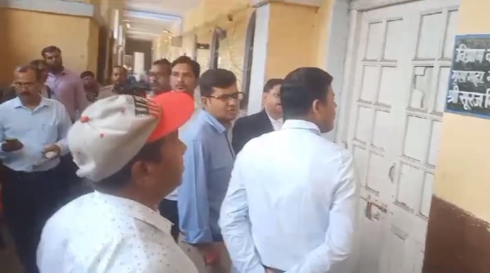 Municipal Commissioner surrenders in court, case of non compliance of 13 year old order of Labor Commissioner