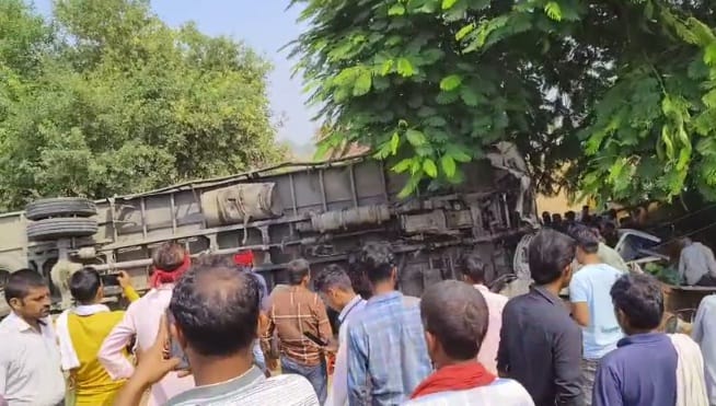 Tragic accident in Etawah, Uncontrolled truck hits auto, then crushes young man and teenager, four injured