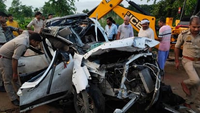 Uncontrolled car collided with a tree and fell into a pit two youths in died at Kushinagar
