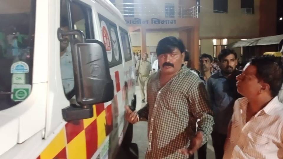 ambulance did not come for an hour In Mainpuri after referral from district hospital due to which injured died