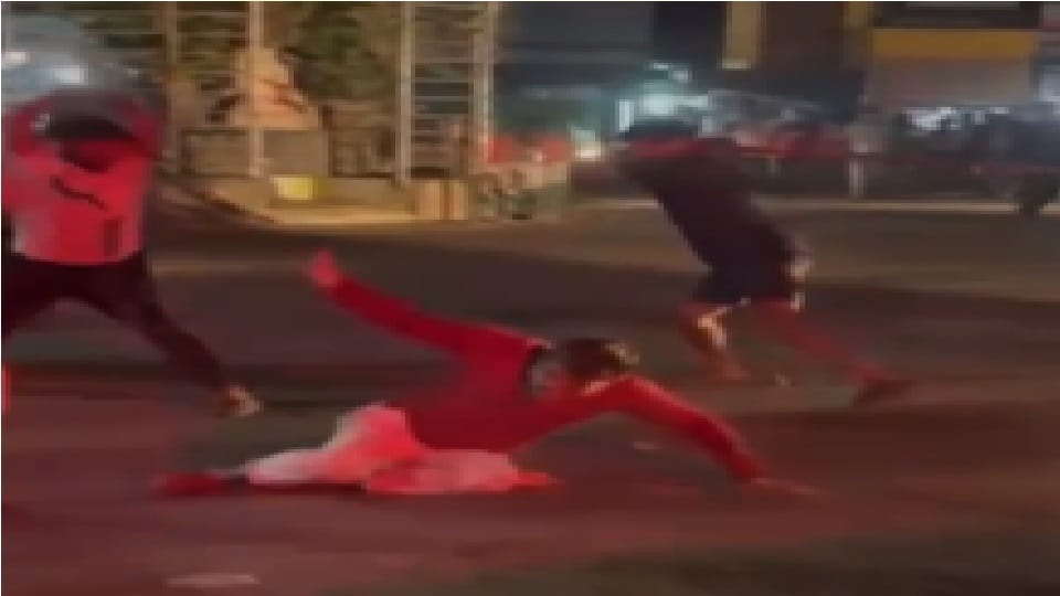 Four people together beat up person at Jewre intersection noida