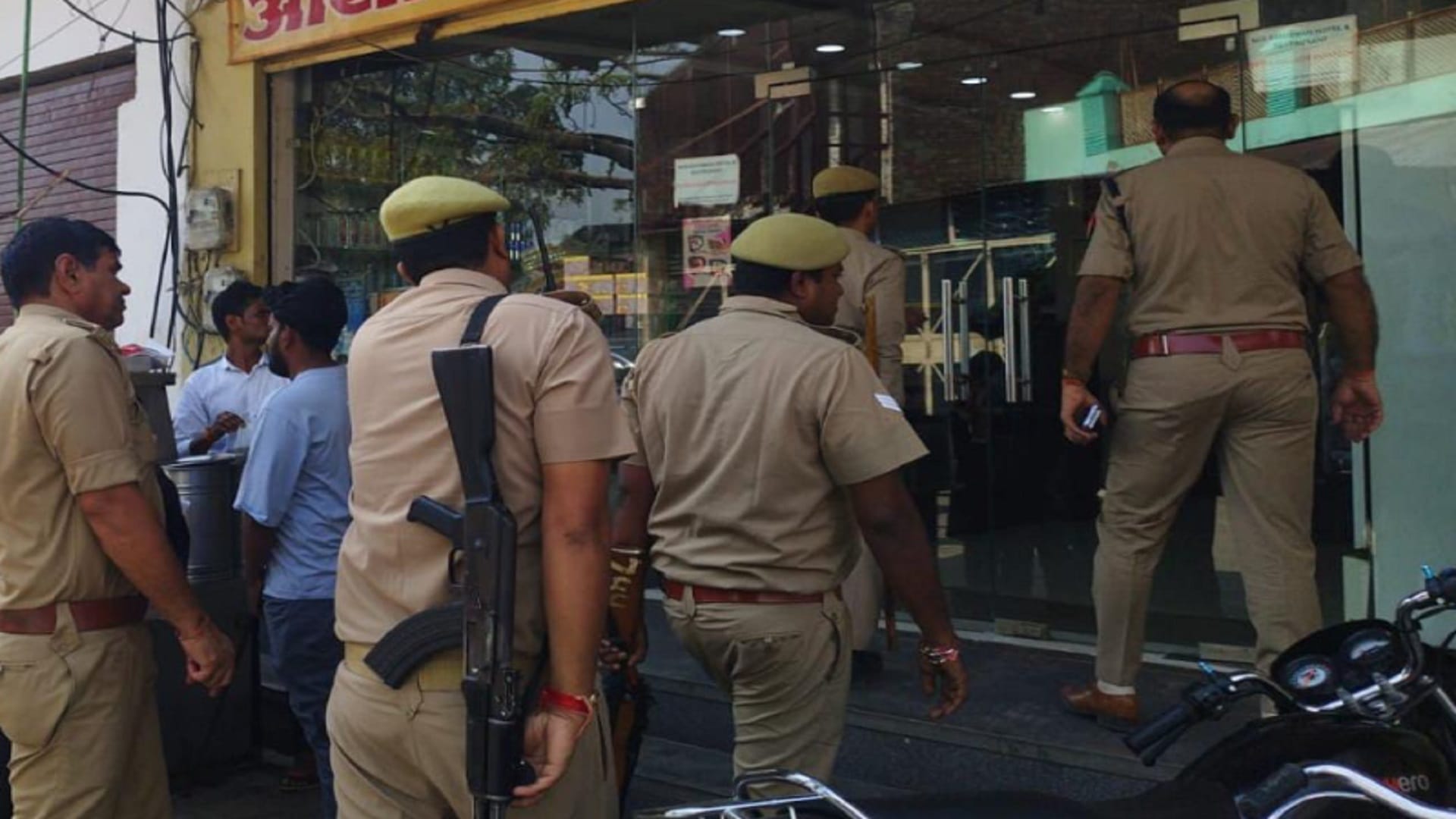 Raid in hotels in Hastinapur of Meerut and caught many couple by police