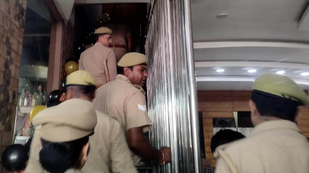 Raid in hotels in Hastinapur by police and caught four couple after instructions of SSP in Meerut
