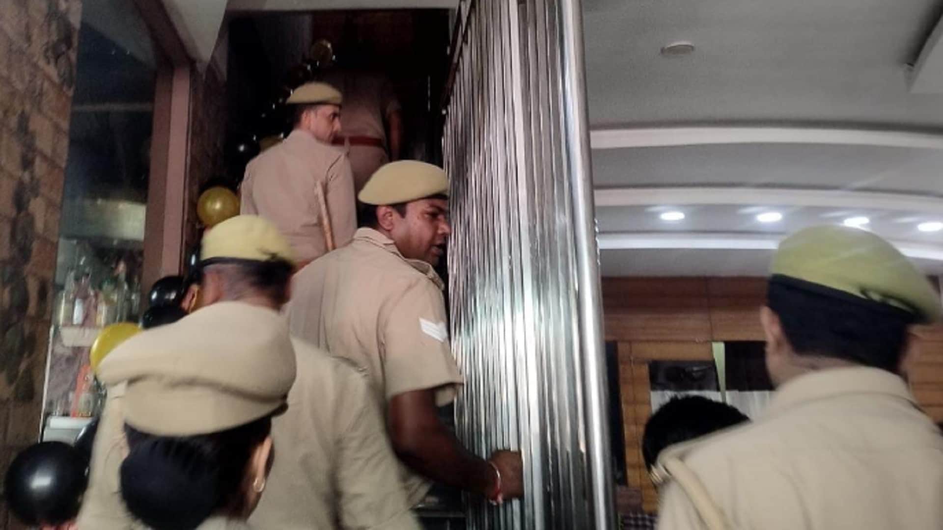 Raid in hotels in Hastinapur of Meerut and caught many couple by police