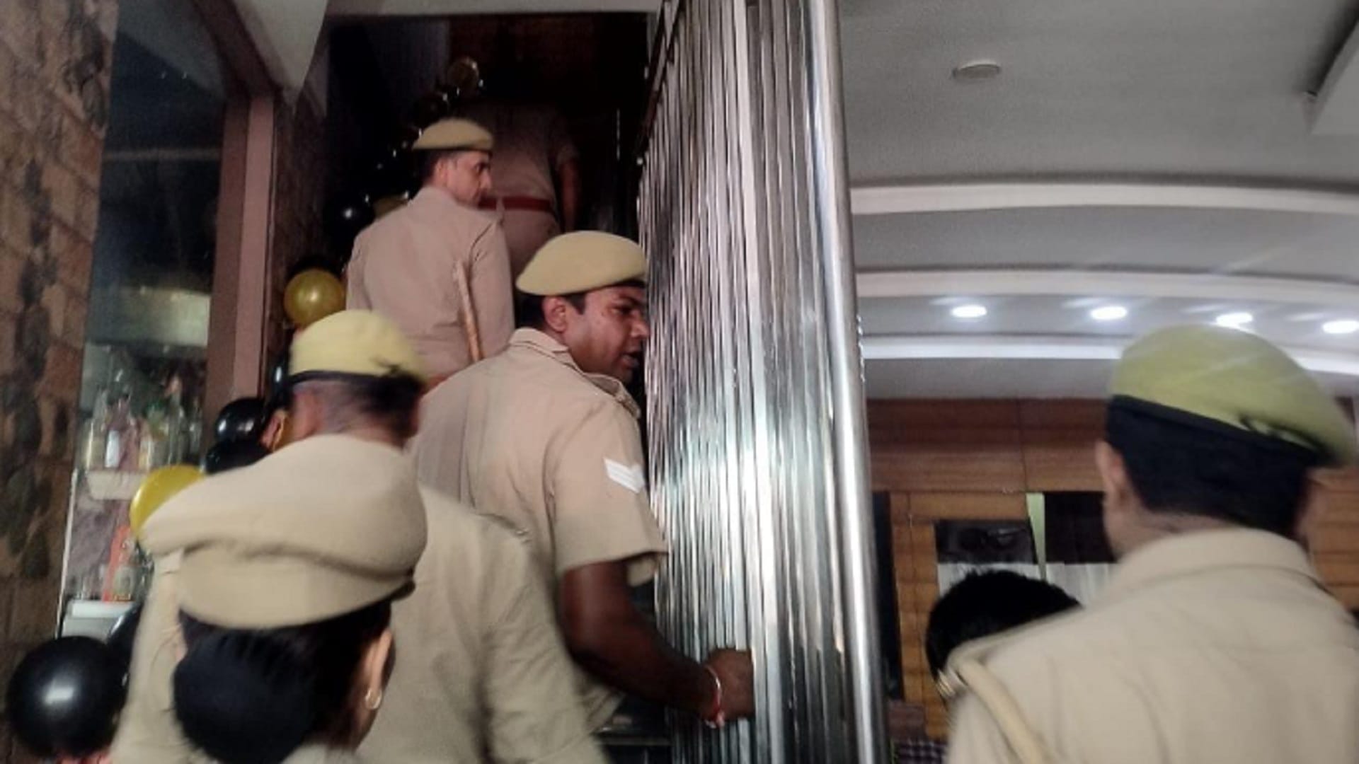 Raid in hotels in Hastinapur of Meerut and caught many couple by police