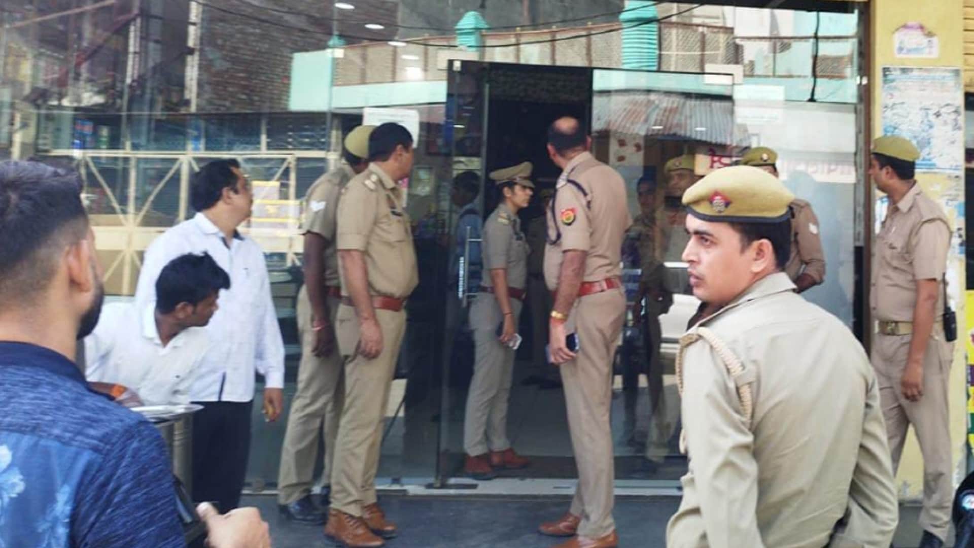 Raid in hotels in Hastinapur by police and caught four couple after instructions of SSP in Meerut