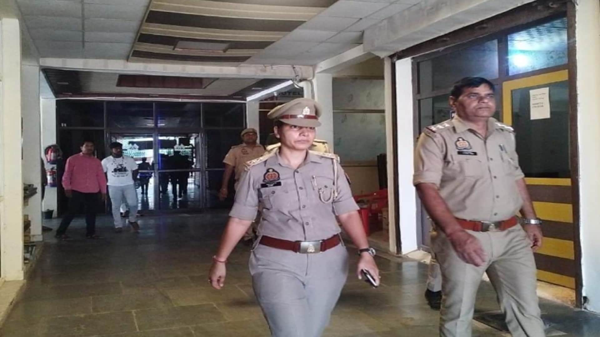 Raid in hotels in Hastinapur by police and caught four couple after instructions of SSP in Meerut