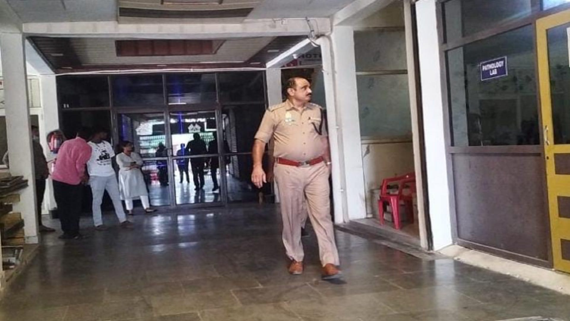 Raid in hotels in Hastinapur of Meerut and caught many couple by police