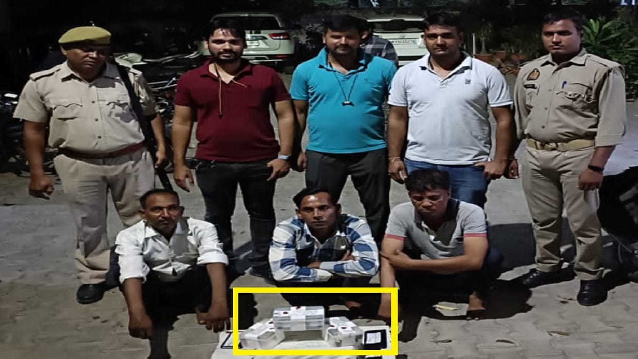 Noida STF team has arrested three members of a gang with fake notes from Meerut