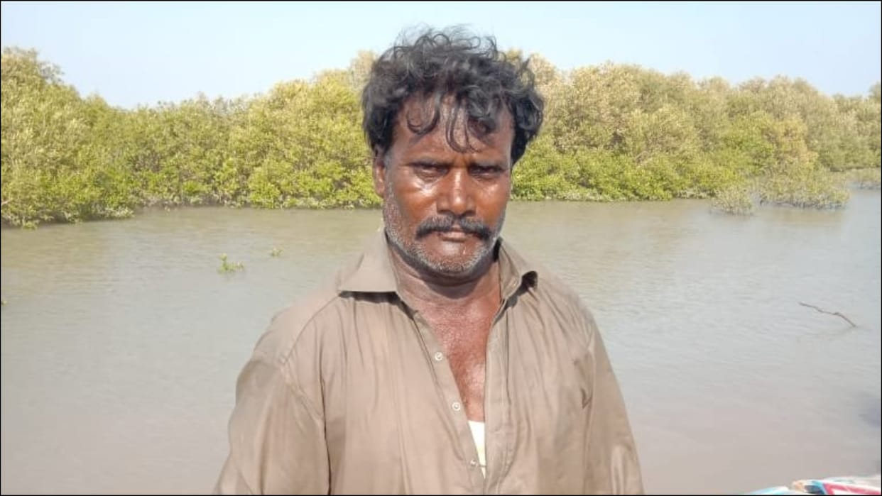 BSF apprehends Pakistani fisherman on Indian side of Sir Creek Big News in Hindi