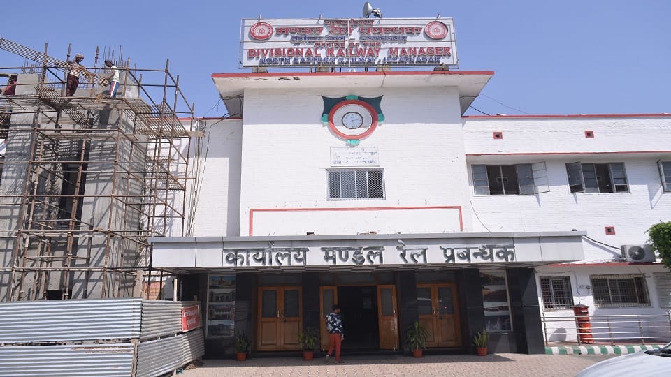 Vigilance tean raid on rail coach factory of Izzatnagar in Bareilly
