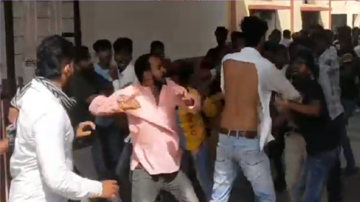 Fierce fight between ABVP and NSUI workers in Raipur, video viral