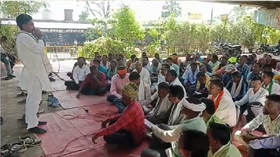 Parents committee members staged protest demanding administration to fulfill their demands Rajnandgaon