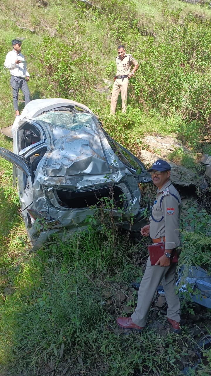 Car fell into ditch in Almora