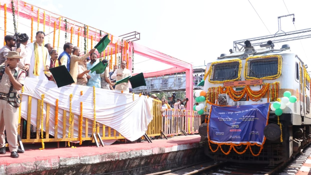 Shahdol: CM flagged off Shahdol-Nagpur train, said- development of the state, mission of my life