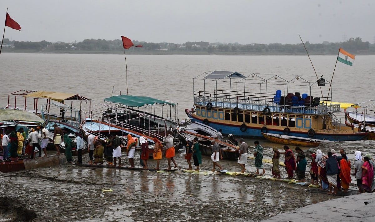 Water level of Ganga continues to fall in varanasi in 24 hours cleaning of ghats accelerated