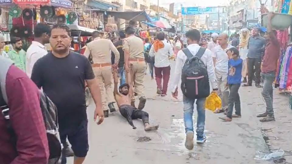 Young man created ruckus after drinking alcohol on Banke Bihari Mandir Marg in Vrindavan