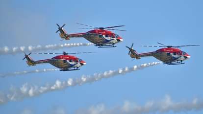 वायु सेना दिवस में एयर शो के लिए अभ्यास के दौरन मालवाहक विमान सी 295 ग्लोब, सूर्यकिरण विमान, सारंग।