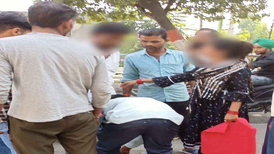 Man beaten in Yamunanagar, Woman teased in front of hospital, accused caught her feet in middle of road