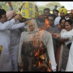 लुधियाना में प्रदर्शन करते आप नेता।