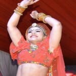 लाफ्टर शो के दौरान नृत्य प्रस्तुत करतीं गौरी नागौरी