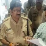 पुलिस के पास आवेदन देने पहुंचे विहिप के सदस्य