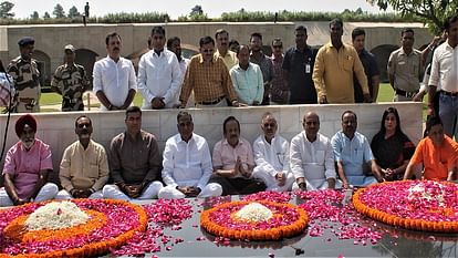 BJP leaders reached Rajghat and prayed for freedom from AAP government