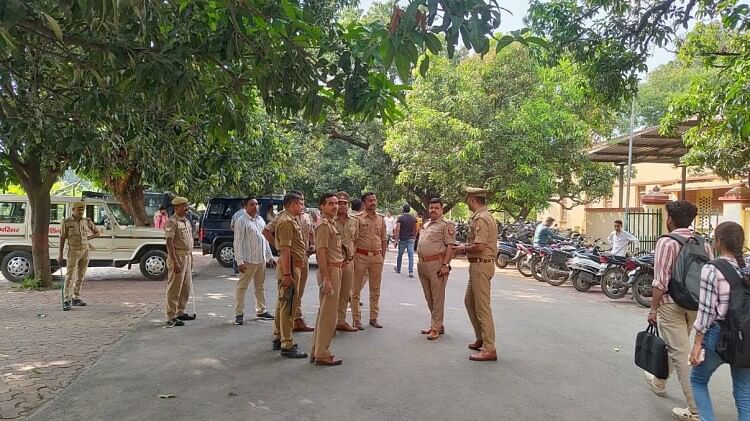 बीएचयू में भारी हंगामा: धरने पर बैठे छात्रों ने घेरा कुलपति ऑफिस, रोकने पर पेट्रोल से आत्मदाह की कोशिश