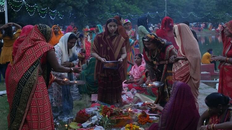 जितिया व्रत: गंगा तट से लेकर कुंडों पर उमड़ी भीड़, 80 हजार से ज्यादा श्रद्धालु पहुंची मां लक्ष्मी के दरबार