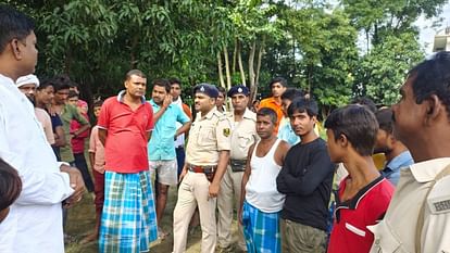 Bihar: नदी में मछली का शिकार देख रहे एक बालक का पैर फिसला, तेज धार में बहकर हुआ गायब; खोज में जुटी SDRF A child's leg slipped while seeing fish hunting in river in Bettiah, disappeared in rapid water flow