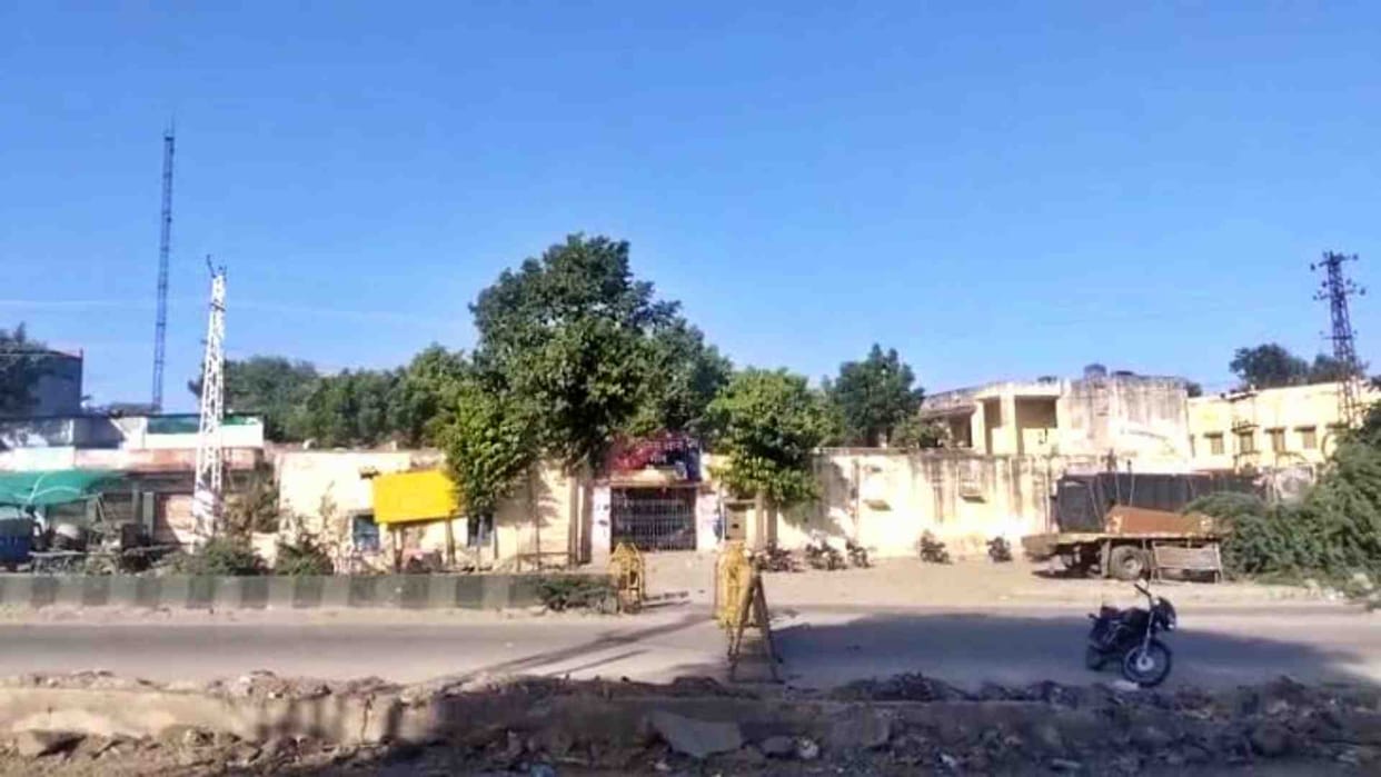 People pelted stones at the police station on the death of ex-serviceman in Rajsamand