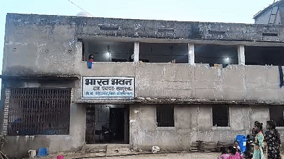 Korba: छात्रावास की छत से कूद आठ छात्राएं हुईं फरार, मचा हड़कप; पुलिस तक पहुंचा मामला Eight girl students who escaped from the hostel in Korba have been found