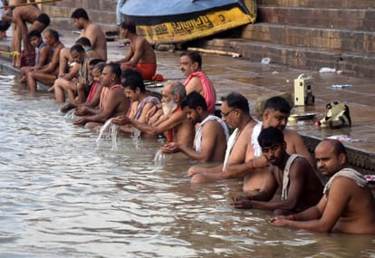 pitru paksh 2023 Rati, who came from across the seven seas, performed Tripindi Shraddha in Kashi.
