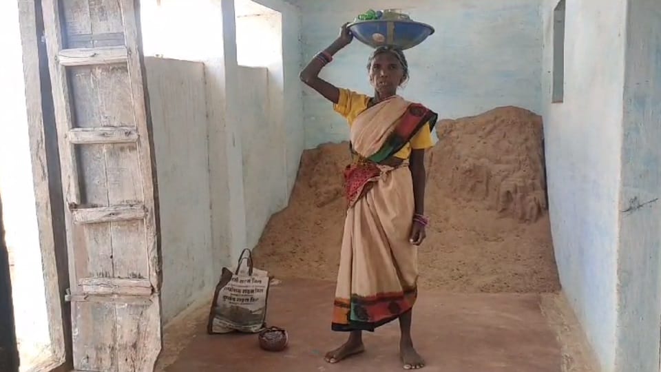 बरसों बाद आदिवासी पुष्पा बाई को मिला मताधिकार