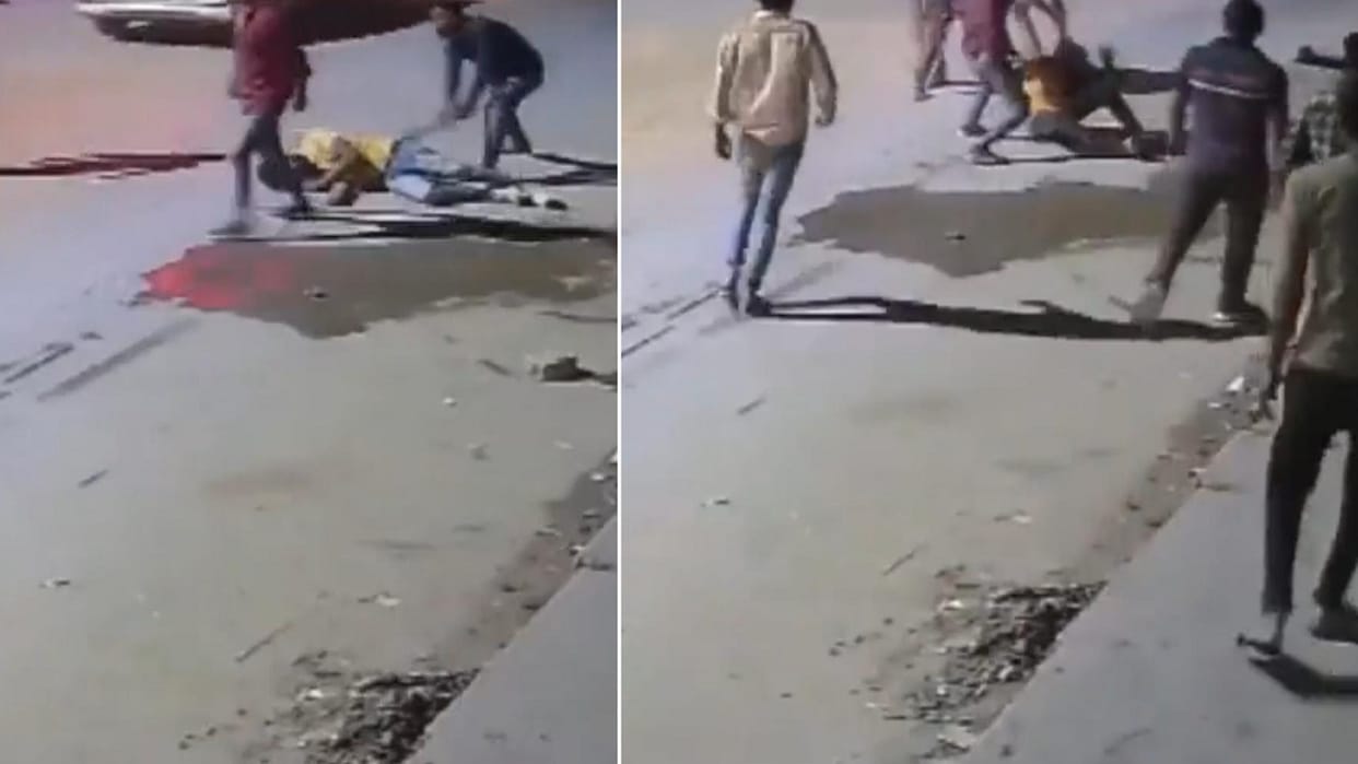 People beat  auto driver badly on road In Surajpur Greater Noida