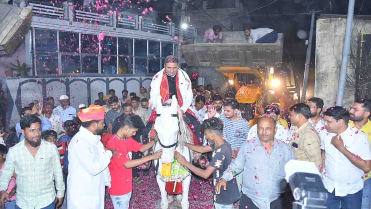 Ajmer:ग्रामीणों का अनोखा तरीका; Rtdc चेयरमैन को घोडे़ पर बैठाकर बरसाए
