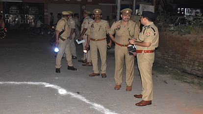 Aligarh News: दोस्त कर रहा था बातें, बाइक से आए हमलावरों ने अधिवक्ता के पुत्र को मारी गोली, हालत नाजुक Advocate son shot, condition critical