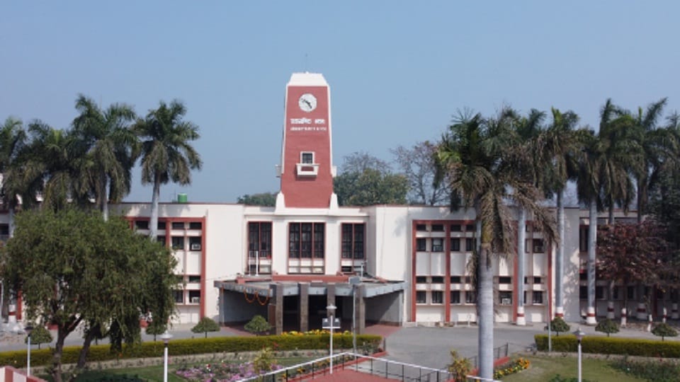 Wife slaps husband at college gate in pantnagar