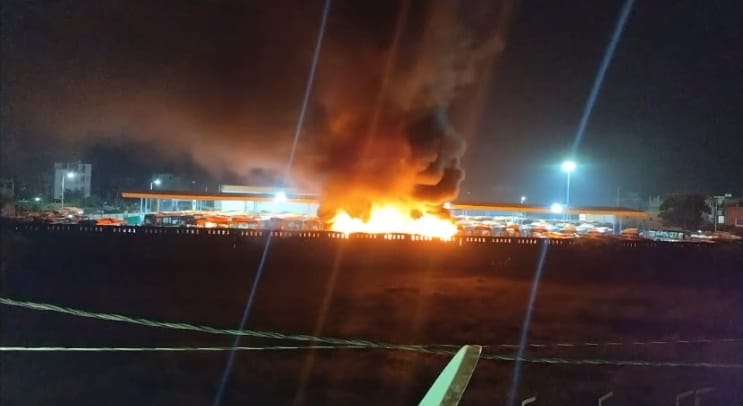 Fire at e bus station in Kanpur, Three buses burnt to ashes, loss of more than three crores, investigation ong