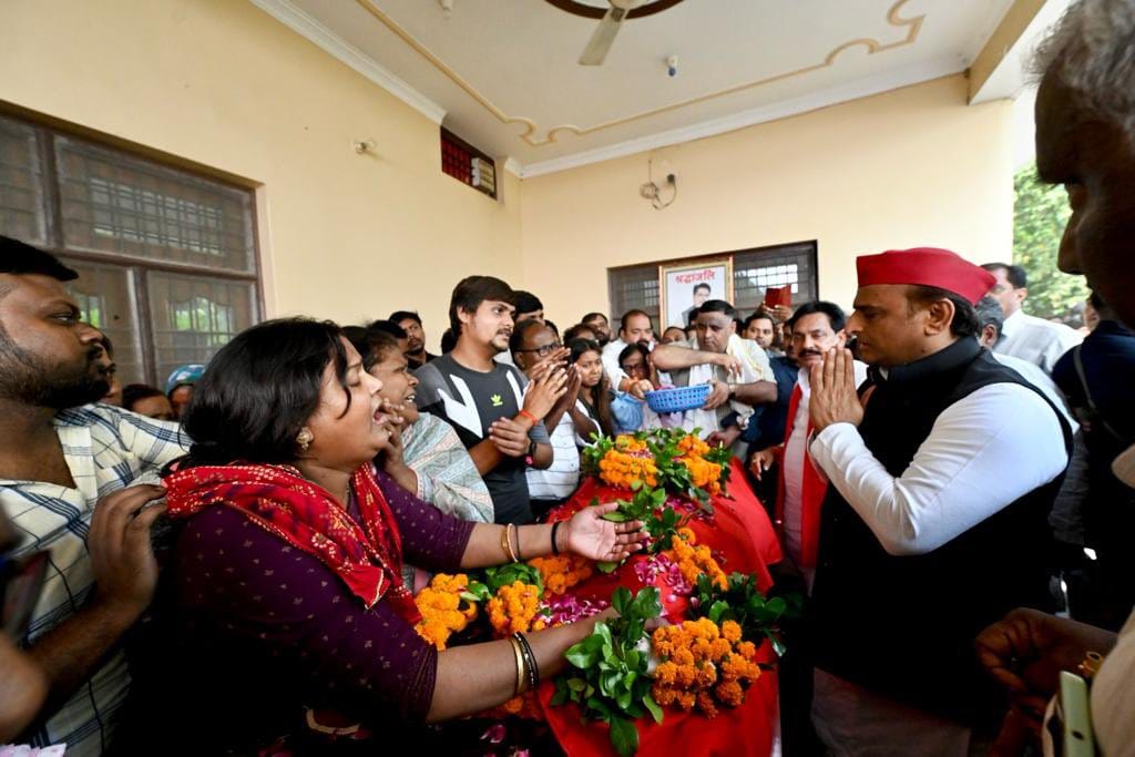 Last rites of three time MLA Anil Dohra, Akhilesh Yadav paid tribute, also met his family members