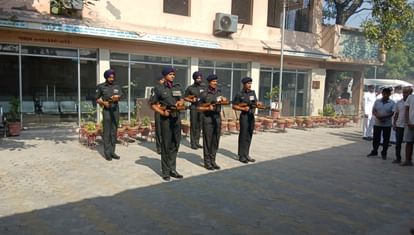 उत्तरकाशी हिमस्खलन: एक साल बाद मिले बेटे के शव को देख बिलख पड़े परिजन, नम आंखों से दी अंतिम विदाई, तस्वीरें Uttarakhand Draupadi Ka Danda 2 avalanche Soldier Vinay Panwar Funeral after one Year Family Crying