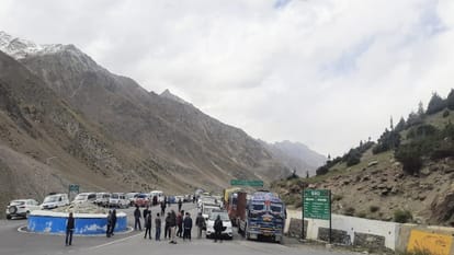Manali Leh Road: 25 घंटे बाद बहाल हुआ मनाली-लेह मार्ग, दोनों तरफ फंसे वाहनों को किया रवाना Himachal Kullu News: Relief for passengers Manali leh road Restored after 25 hours