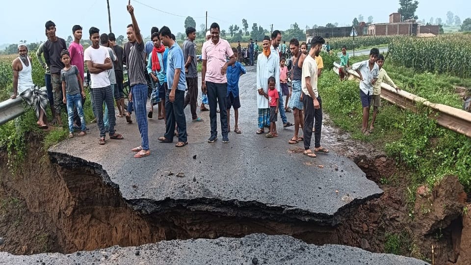 Big potholes in NH invite death in Balrampur